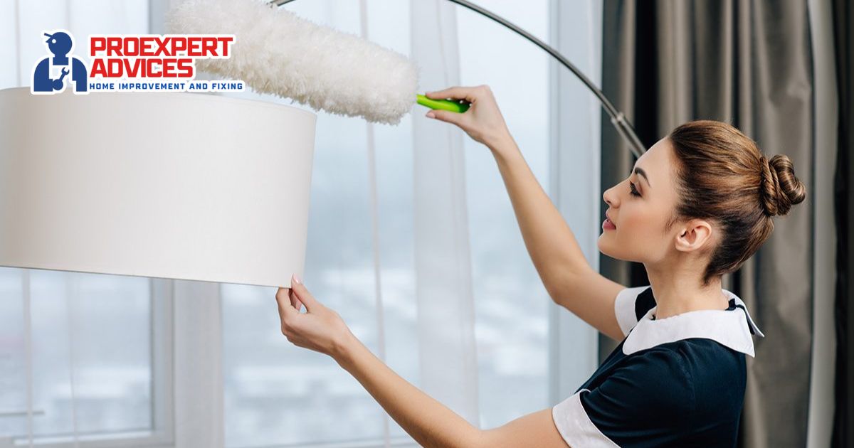 Asisten rumah tangga profesional sedang bekerja